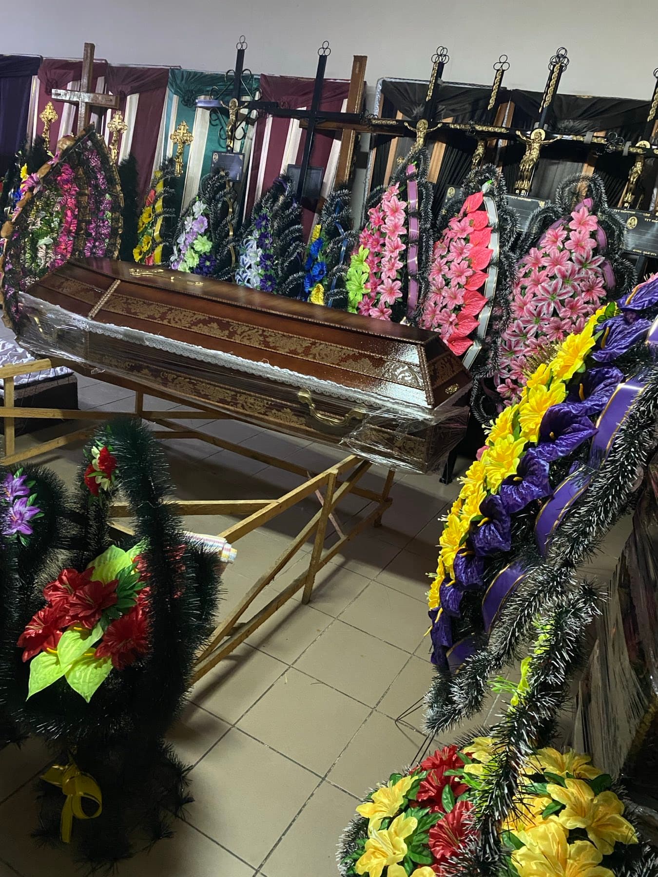 Труни та ритуальні вінки